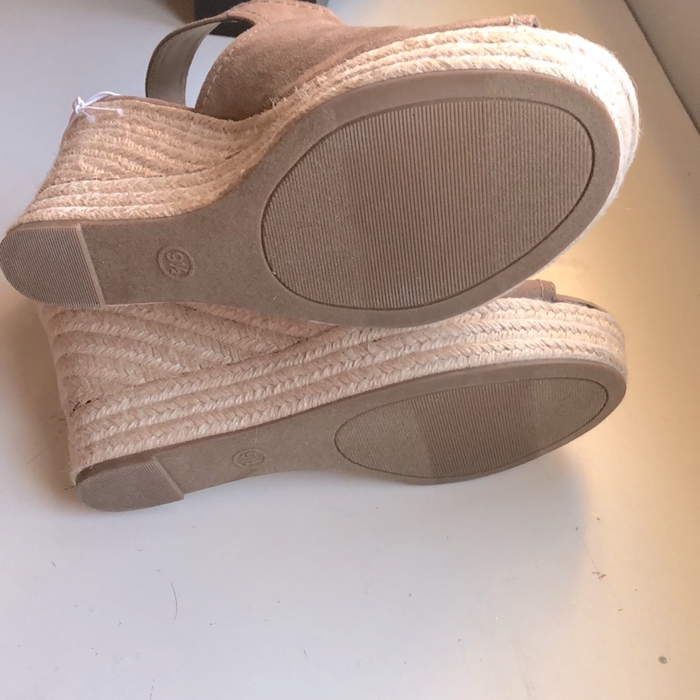 NWT Universal Thread taupe faux suede 4 inch espadrille wedge sandals - Picture 6 of 7